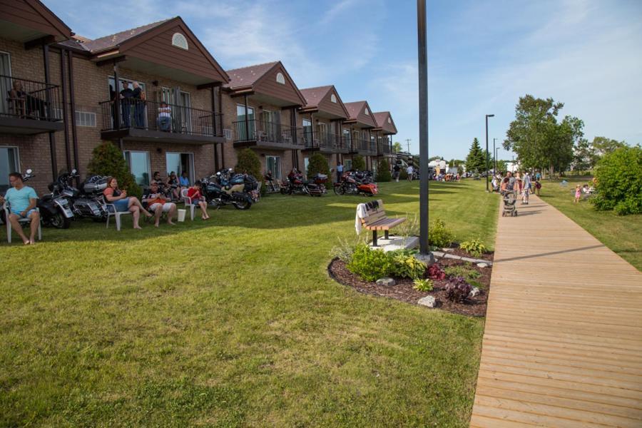 Waterfront Inn New Liskeard エクステリア 写真
