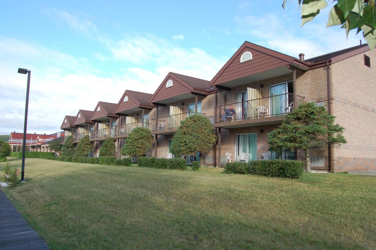 Waterfront Inn New Liskeard エクステリア 写真