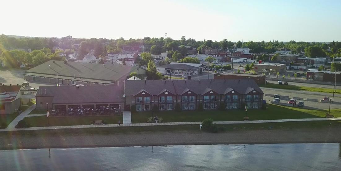 Waterfront Inn New Liskeard エクステリア 写真